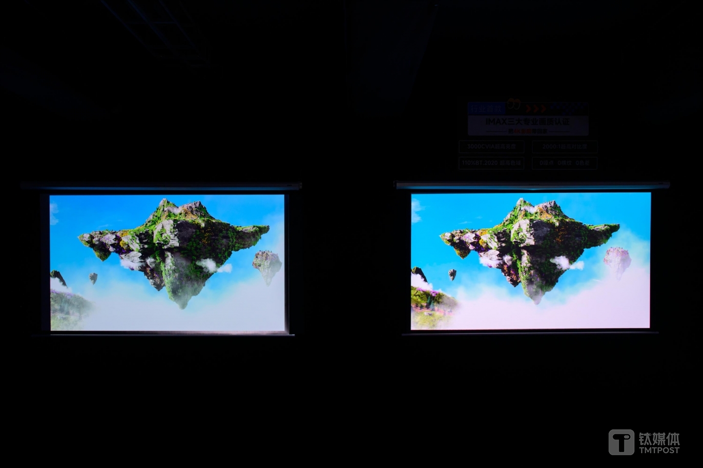 左：市場主流旗艦產(chǎn)品，右：Vidda C2 Ultra （圖片來源：鈦媒體APP作者拍攝）