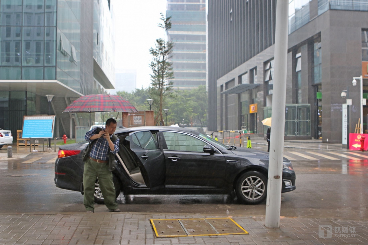 曾德钧出门，从来都不开车，要么用打车软件打车，要么坐地铁，他觉得开车浪费时间，效率低，还要找停车位，打车的时候，趁坐车的时间还可以做事，用打车软件还很便宜。