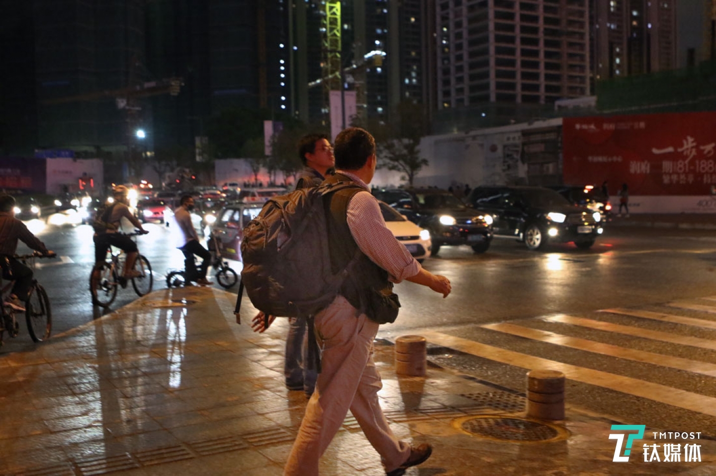 從云動(dòng)辦公室下班，曾德鈞一般都會(huì)步行回家，近4公里路程，對(duì)他來(lái)講是很好的鍛煉，尤其是自己天天都背著包，&ldquo;我這個(gè)背包用了6年，我每天背著，所以我身體還不錯(cuò)&rdquo;。