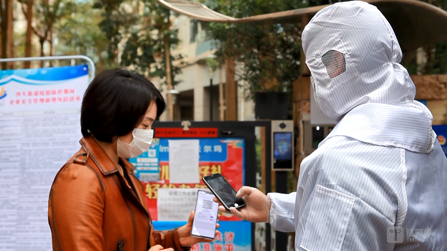 小区门口，防护人员正在扫码