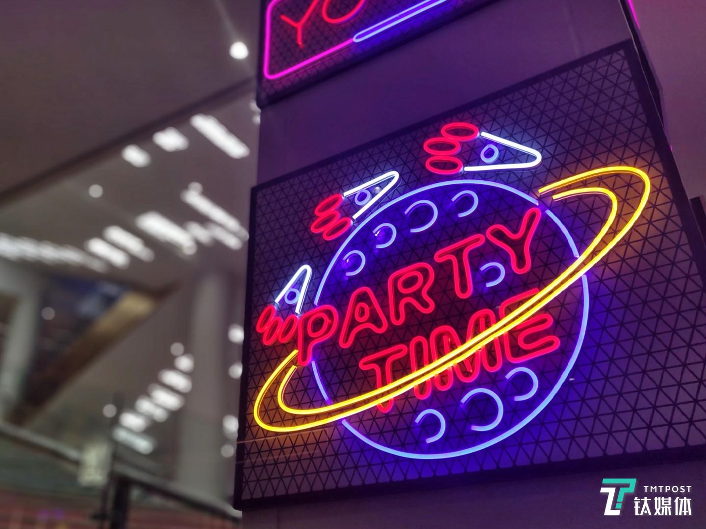 焦距：4.4mm 光圈：f/1.8 快门速度：1/s ISO: