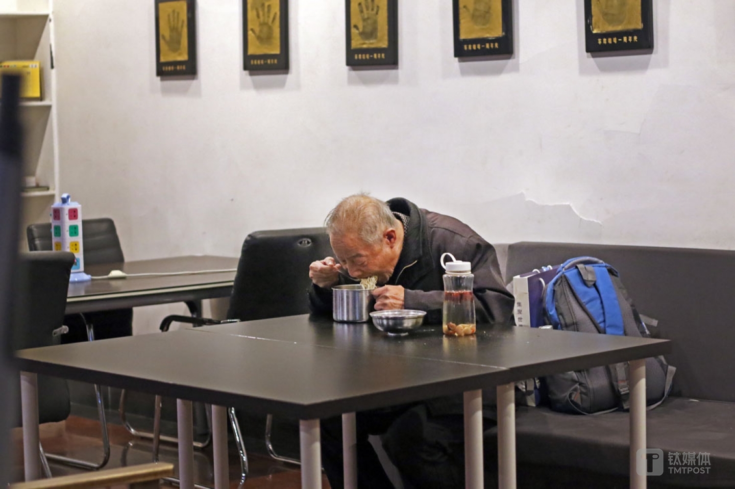 他買了一些泡面給自己當早餐。他說家里并不十分富余，自己到北京做這些事情也并不是所有人都支持，他想著“能省就省吧”。