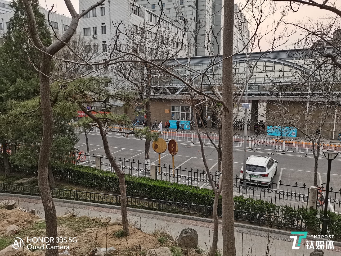 主摄拍摄远景样张-注意画面中的门牌号