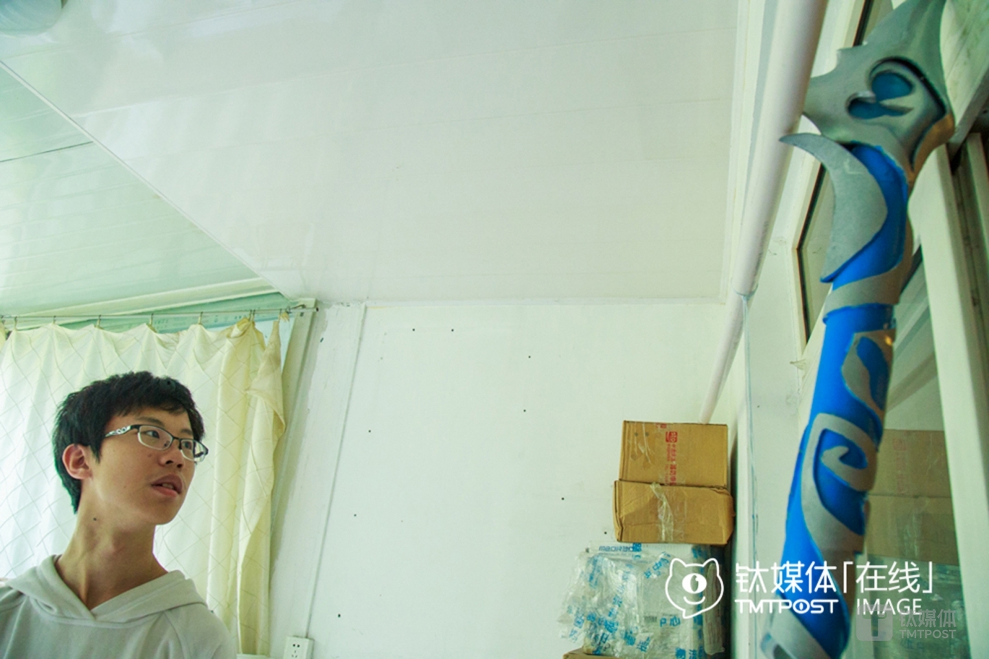 It took Waitou three days to make this spear for a coser of World of Warcraft characters. “I received the order on Taobao and could sell this spear for RMB 800. Most cosers suffered a great deal in the real world,” Waitou explained, “Oftentimes, cosers are very sensitive. They might be isolated or bullied a lot in middle high schools, and finally find a sense of belonging only in the ADG world, so most of them will probably never leave this world.”