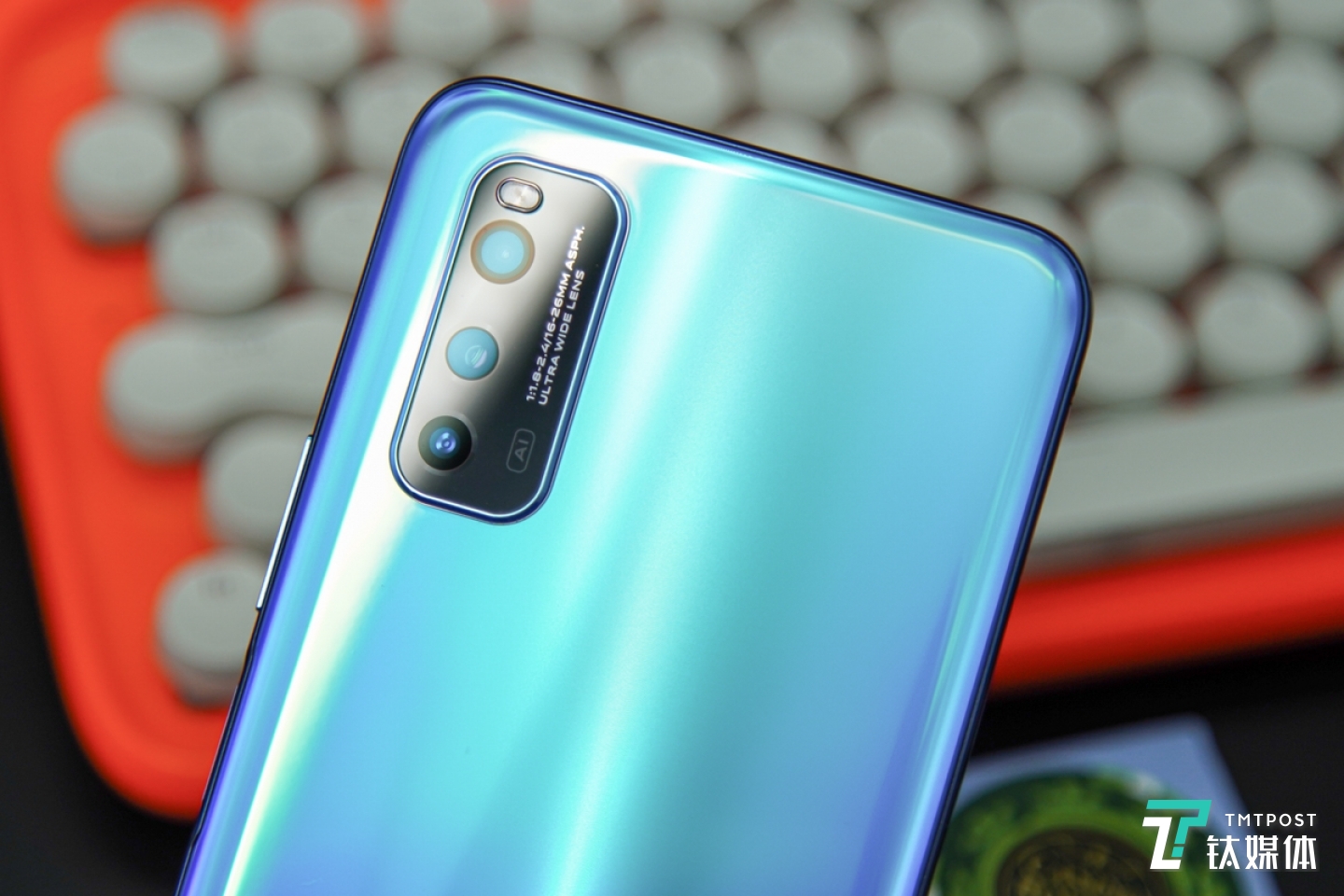 4800 万像素主摄像头 +800 万像素超广角摄像头 +200 万像素超微距镜头