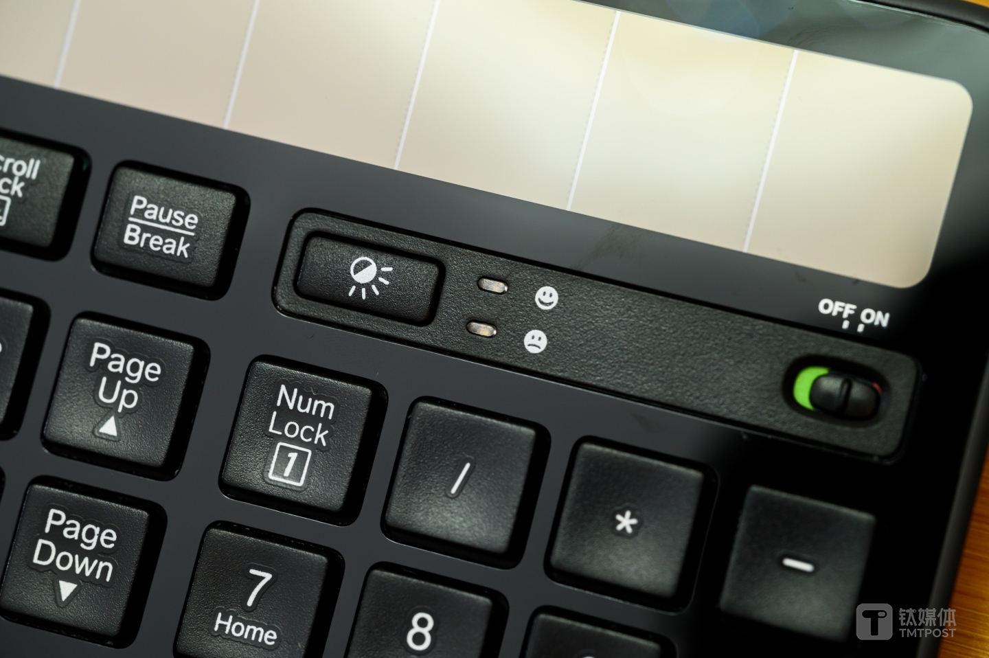 电源开关位于右上方