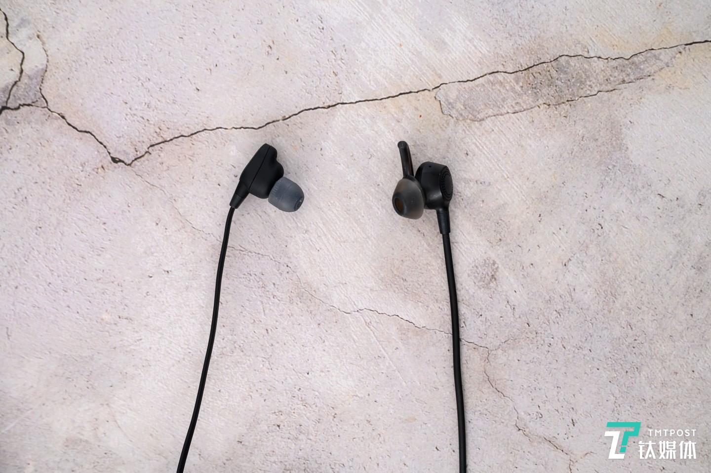 耳机腔体设计（左索尼，右Bose）