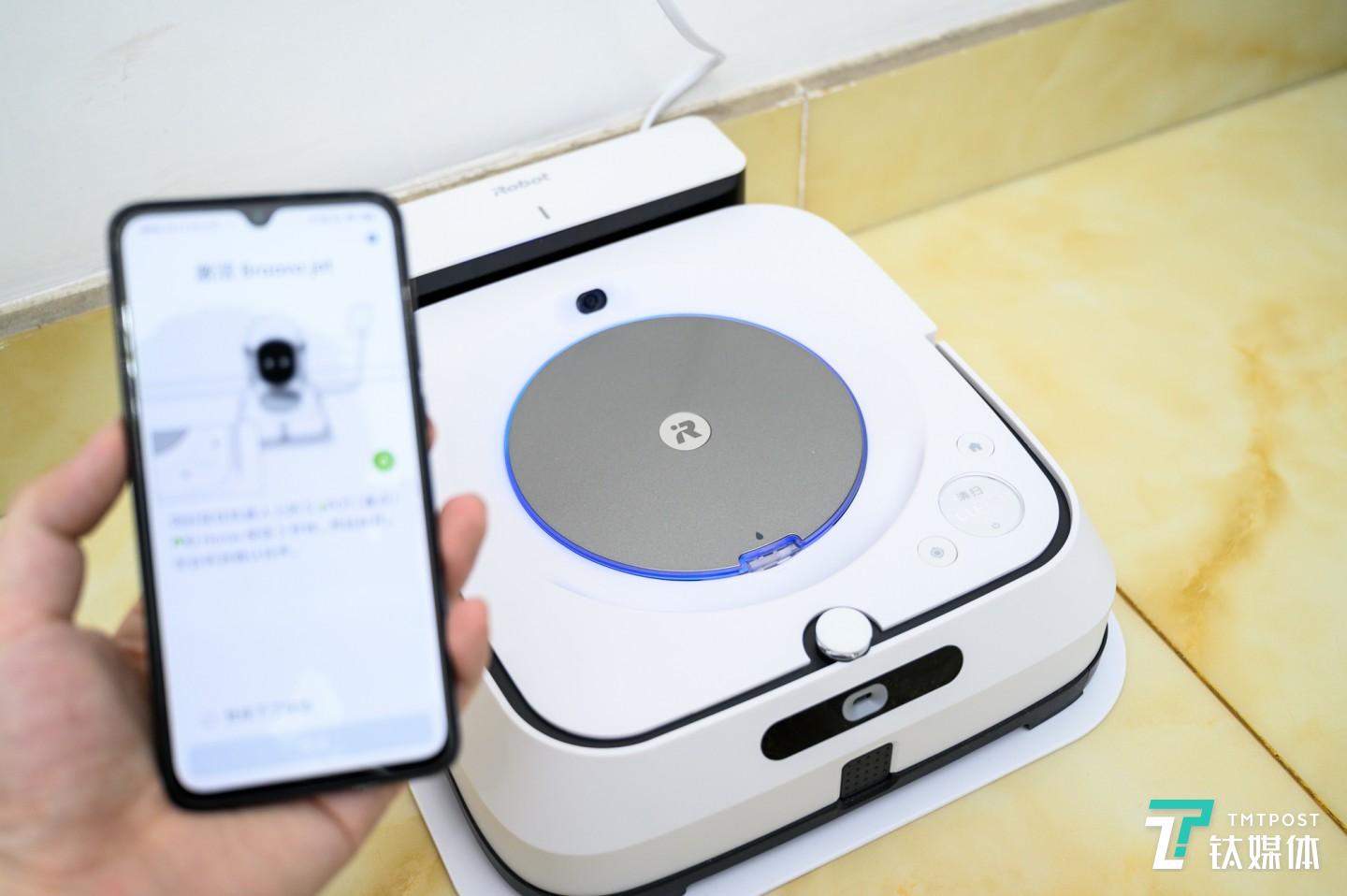 顶部的LED灯设计很巧妙