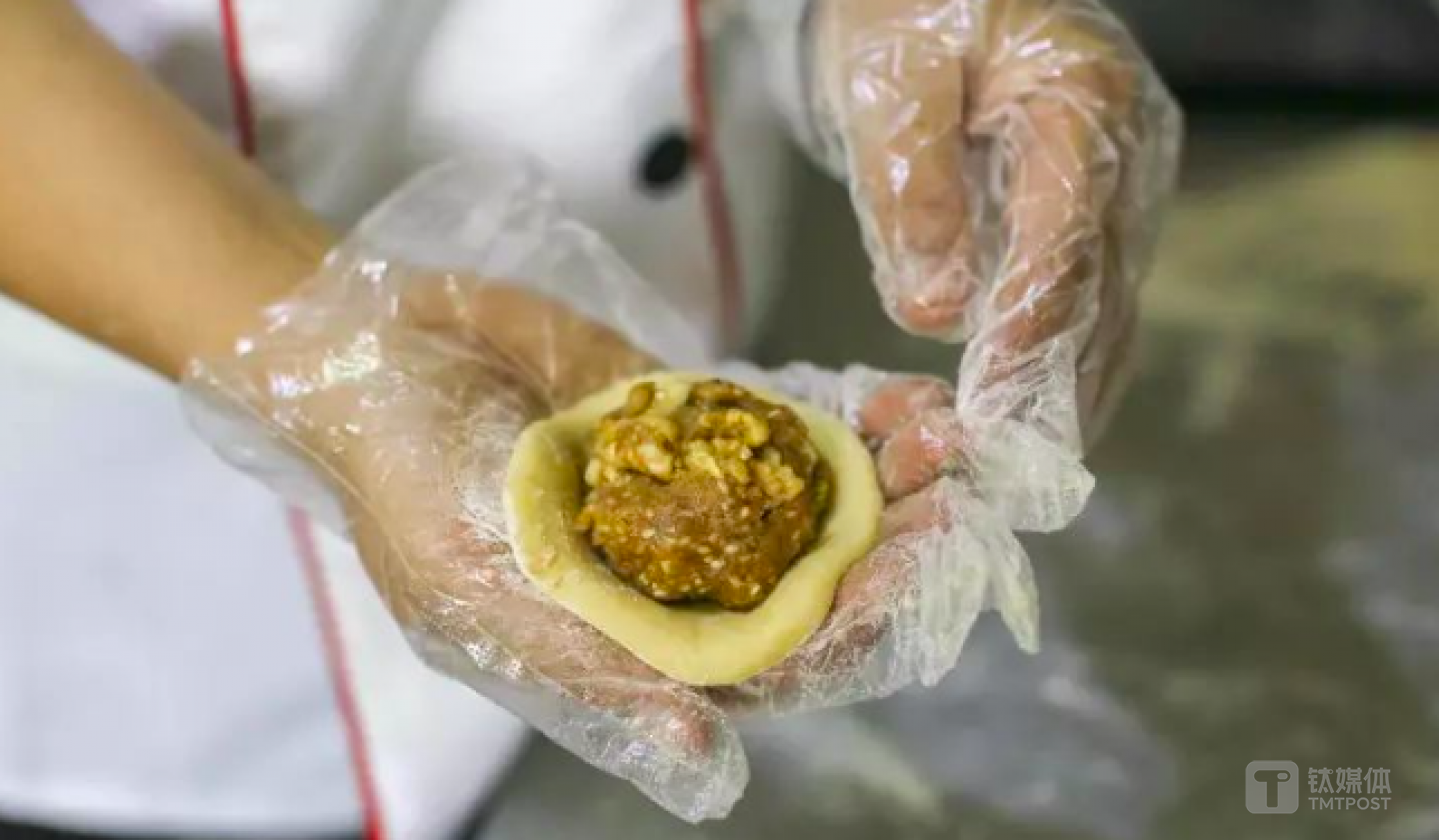 能放这么大颗核桃仁的五仁月饼不多见了 / 视觉中国