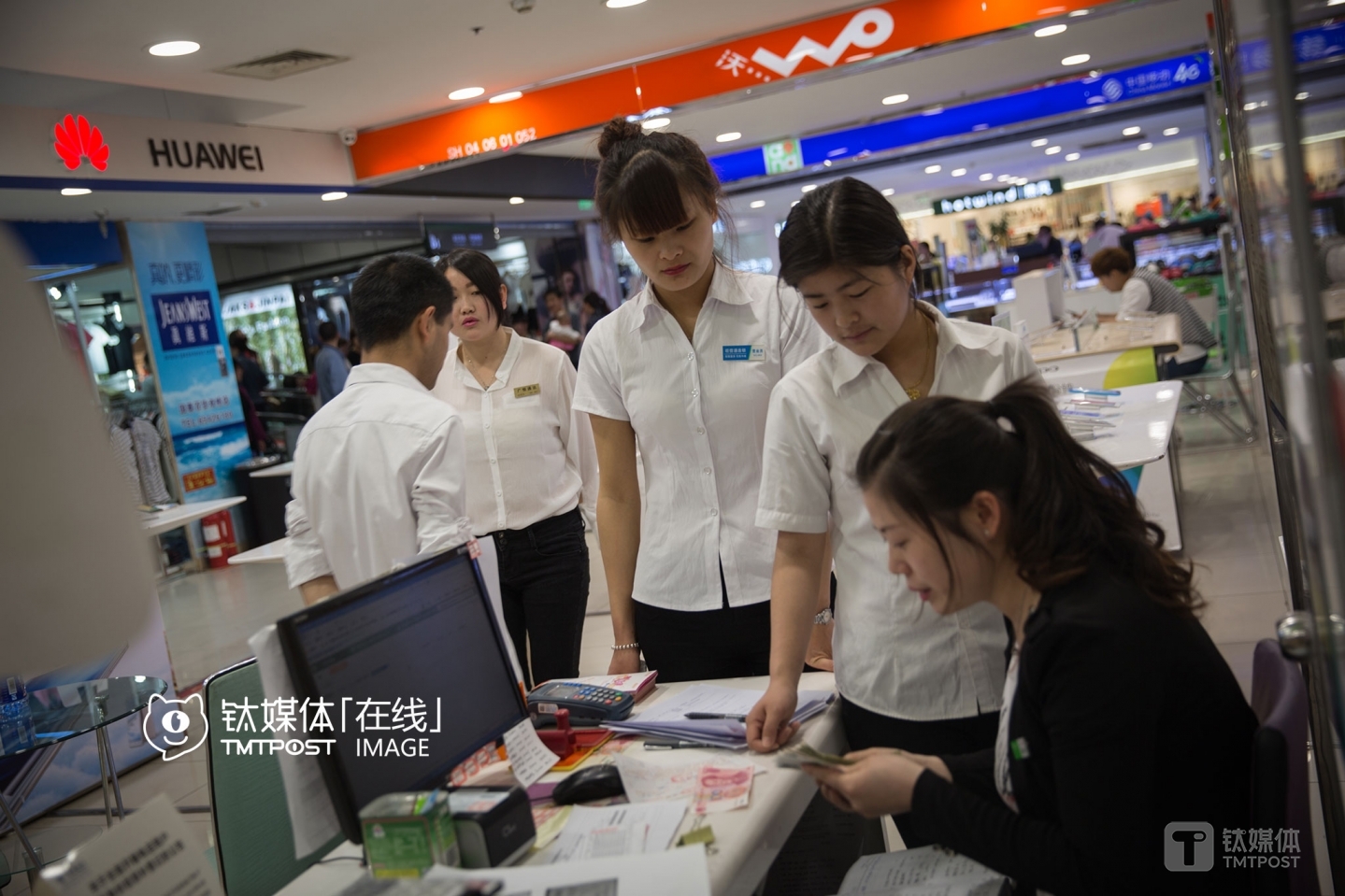 In addition, this tiny store also repair smartphones, sells smartphone parts and provide services related to mobile carriers. All the 6 employees in the store work on shift from 09L00 AM to 10:00 PM.