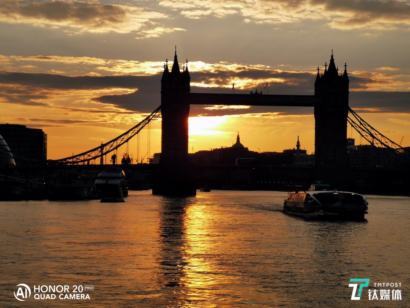 夕阳下的大逆光剪影