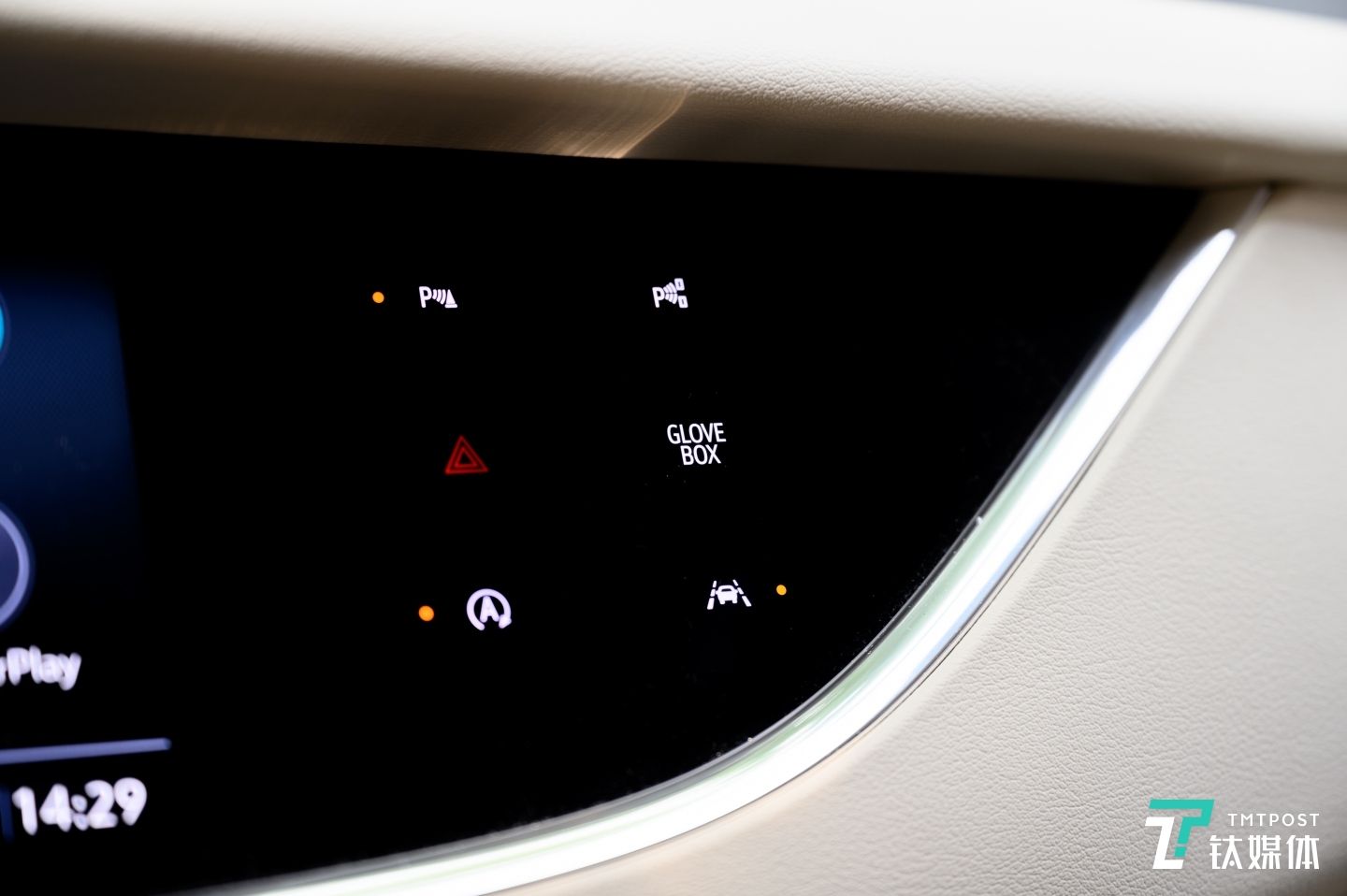 中控显示屏右侧的独立按键