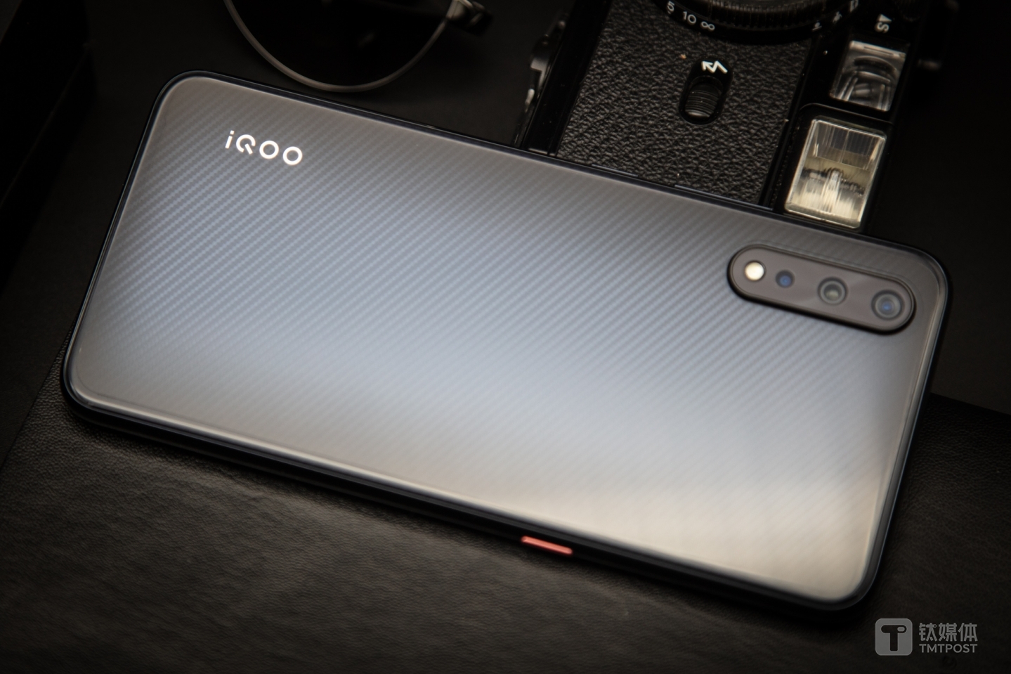 碳纤黑配色的平面玻璃背壳