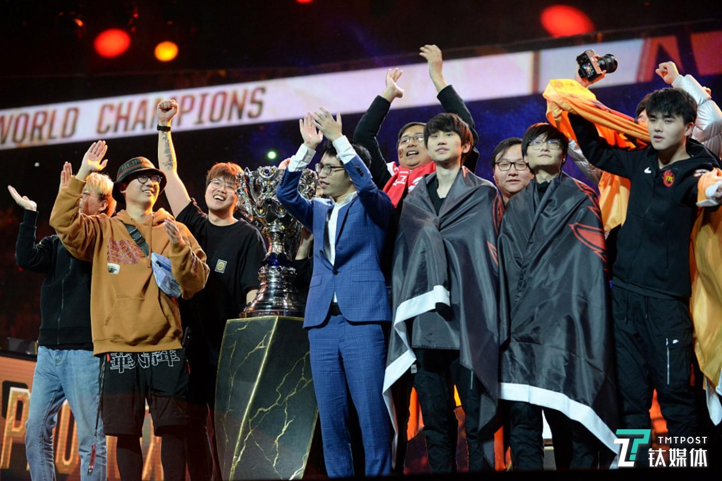 11月10日，2019英雄联盟全球总决赛中，来自LPL赛区的FPX战队3:0横扫G2问鼎S9赛季总冠军，成为第一支首次进入世界赛便夺冠的队伍。（图/视觉中国）