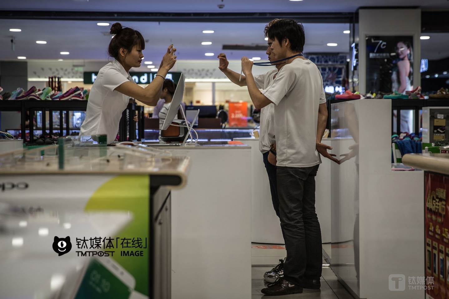 It was 11:00, April, 9th. A customer was taking photos so as to purchase an iPhone on installment. This smartphone store cooperated with 4 companies that provided installment purchase service, and all of them sent their employees in the store.