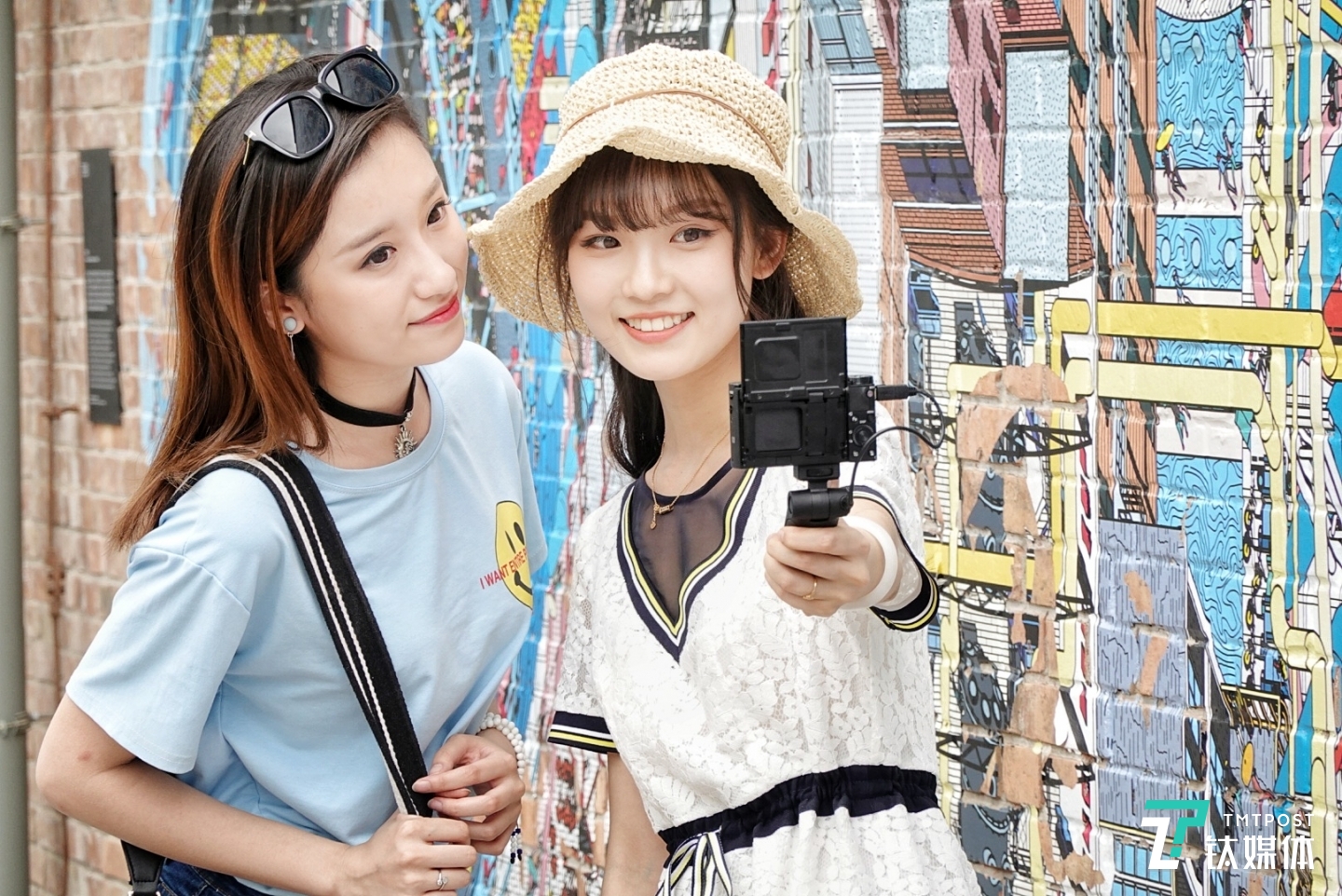 模特小姐姐手持索尼黑卡RX100M6相机自拍