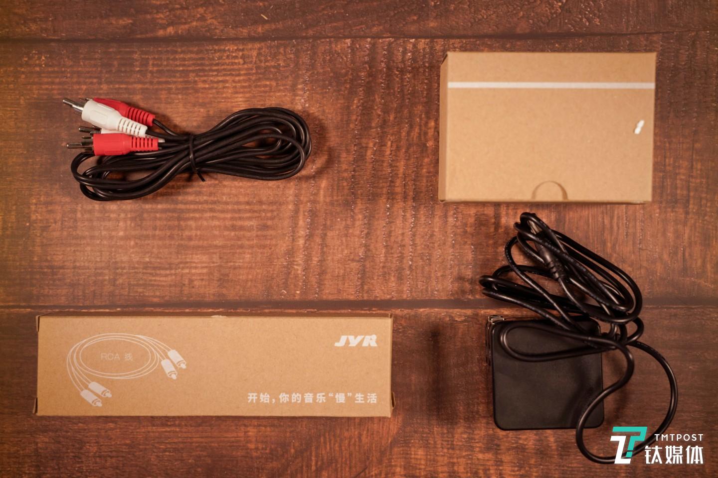 配件包括音频线和电源线