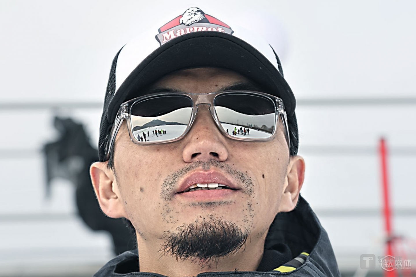 December, 12th, 2015. A ski resort at Shunyi District, Beijing. Mr. Ball started to ski in 2003 when he just graduated from the university. Since then, he has changed his jobs several times: from a mediator at an overseas education agency to an Internet editor at iFeng.com, from an Internet product manager at Cheetah Networks to market specialist at Baidu. In 2006, Mr. Ball took the opportunity as an interpreter for a couple of Austrian skiers and lived at a ski resort for two months. While those Austrians skied every day, Mr. Ball also took the opportunity to learn from them. It turned out that his skills improved a lot since then.