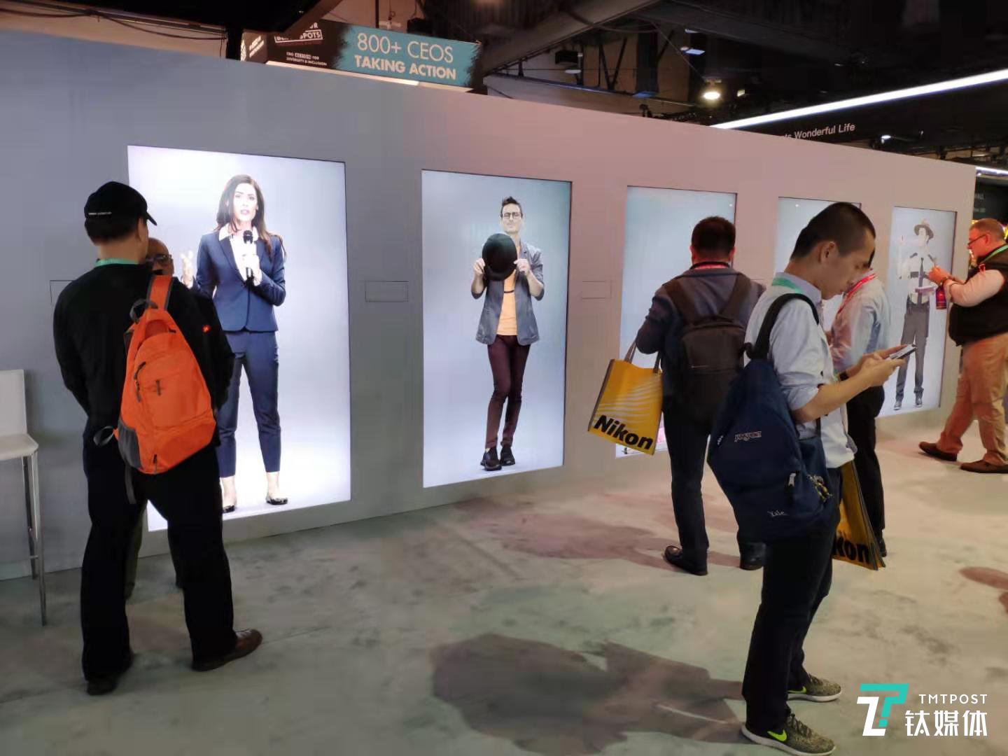 NEON&ldquo;人工智人&rdquo;在 2020 CES現(xiàn)場的展示，鈦媒體編輯曹天鵬拍攝