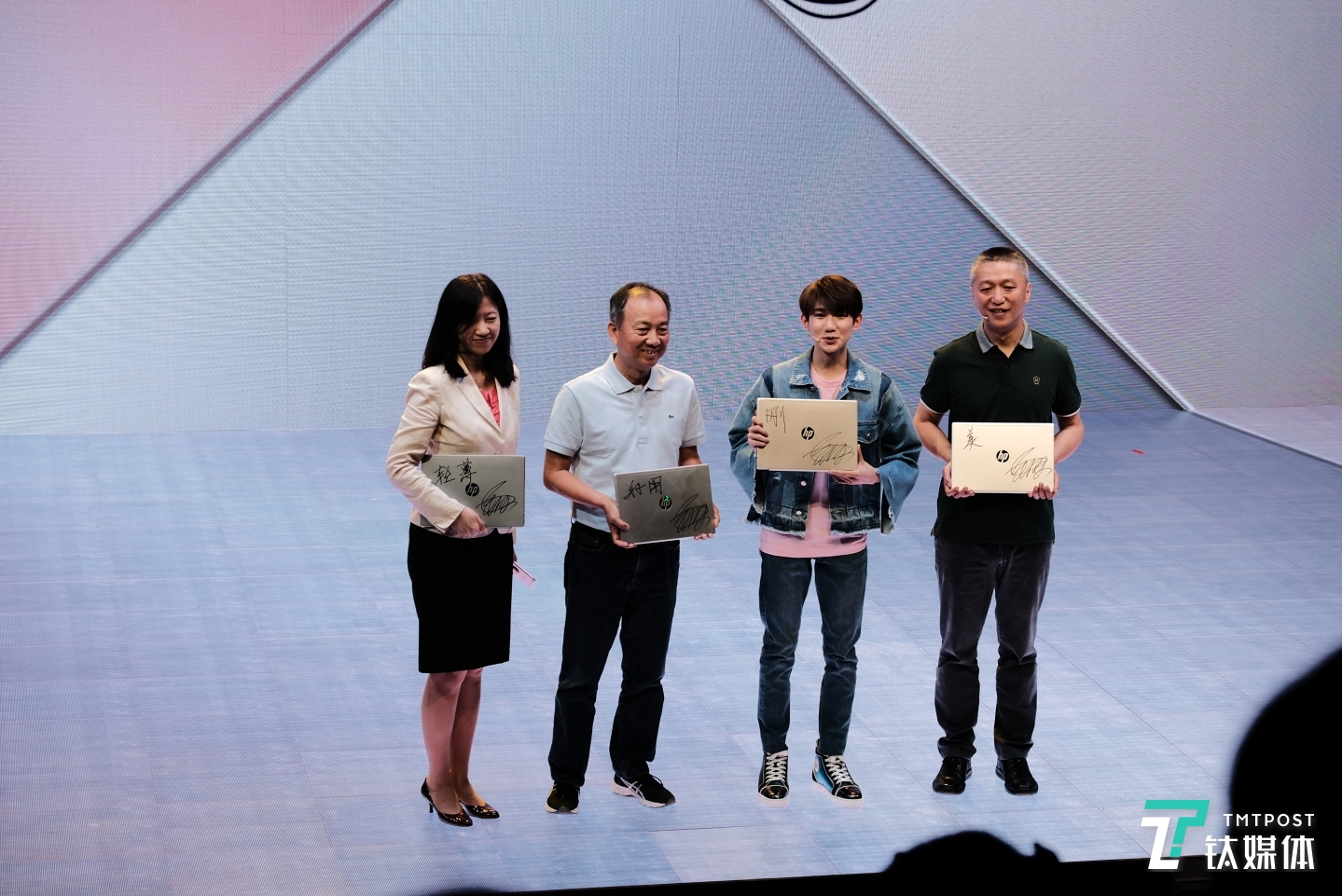 王源签名版星系列 14 寸笔记本