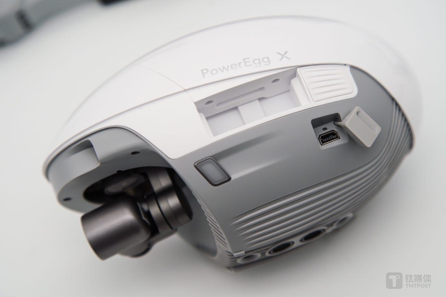 机身左侧配件插槽&Micro USB接口