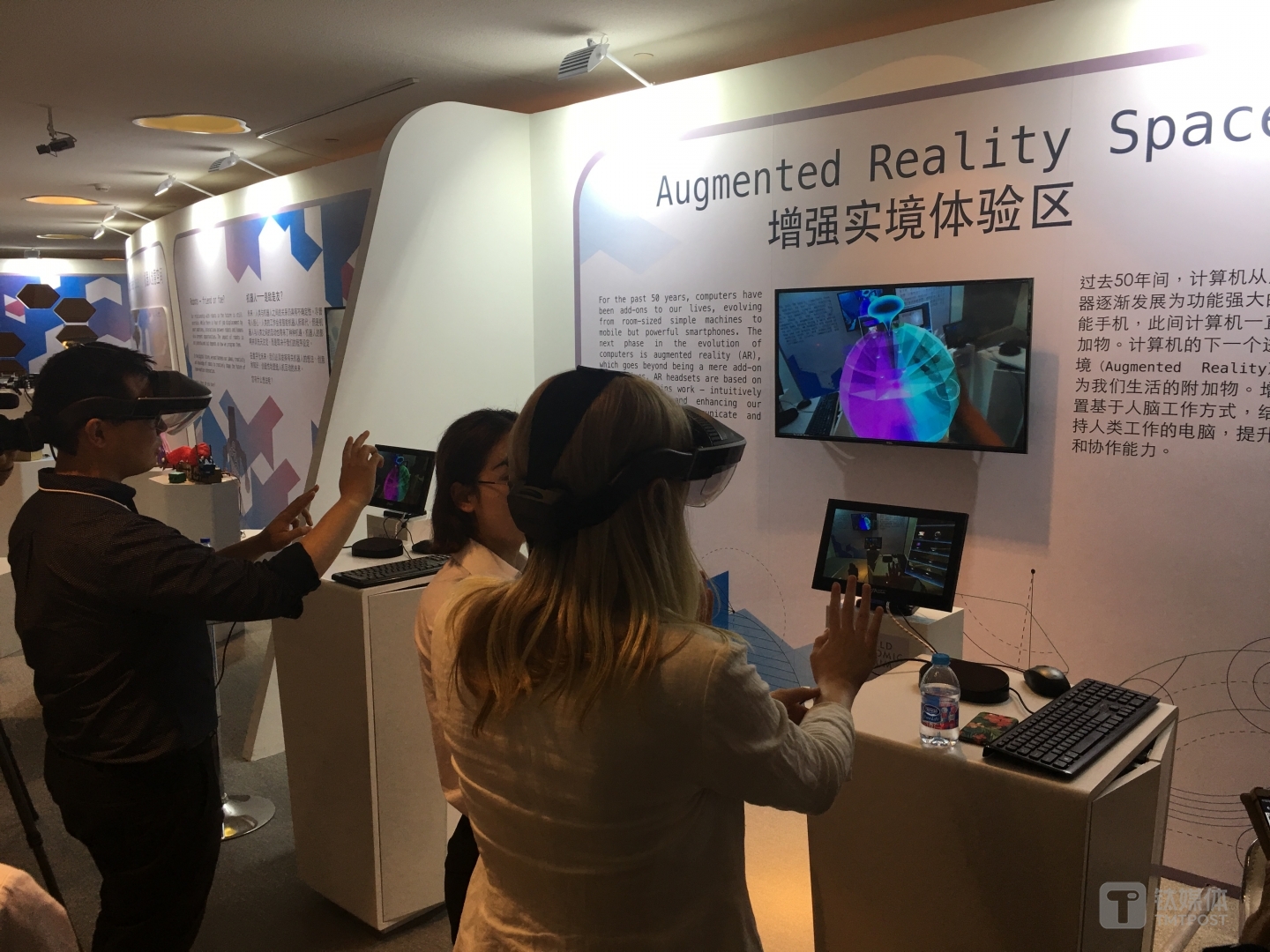 相比 VR 在娱乐内容上的广泛应用，与现实结合更为紧密的 AR 或许会更快实现人类生活、工作在交流与协同上的革新。