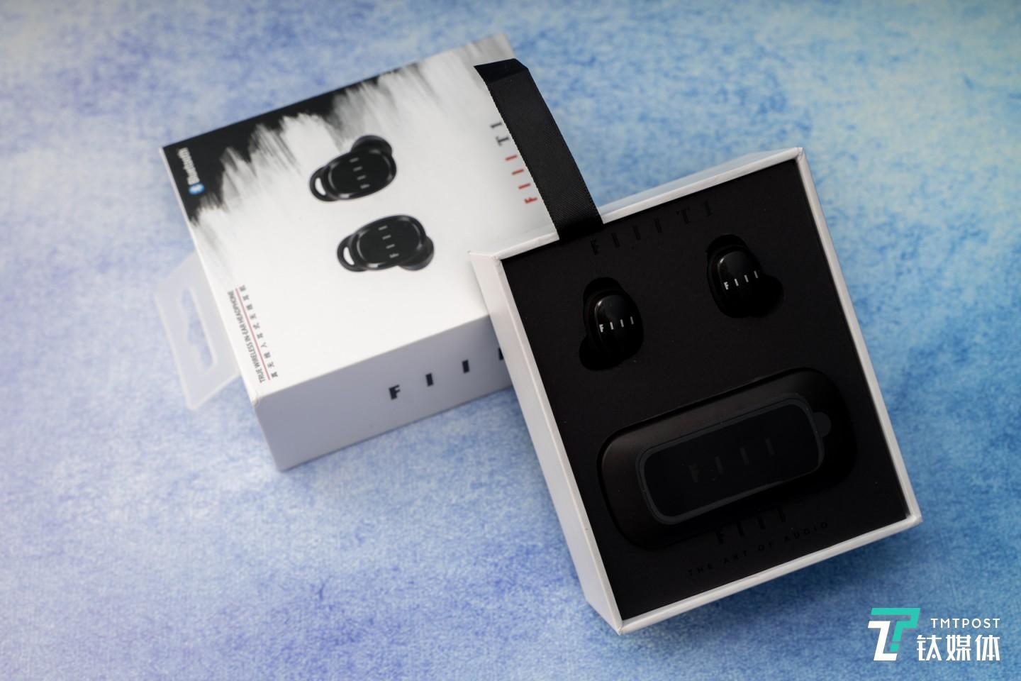 耳机充电盒的形状很方便携带