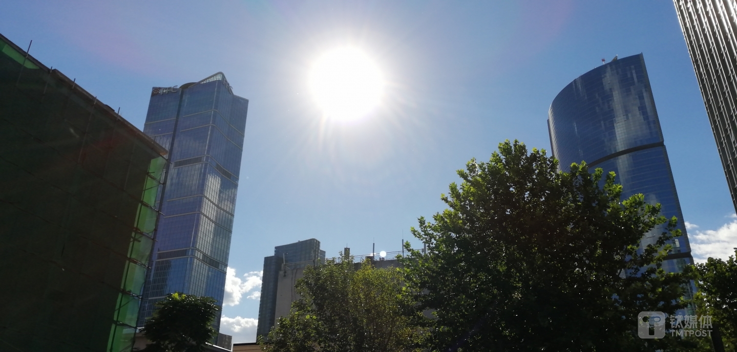 焦距：27mm 光圈：f/1.8 快门速度：1/3200s ISO：50