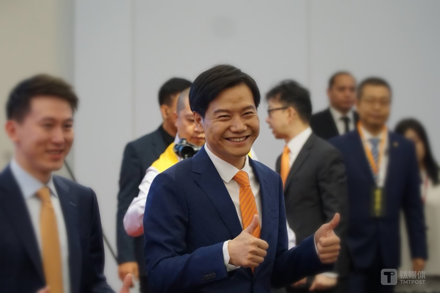 今天早晨，雷军发布朋友圈称，今天第二次来到港交所，见证小米集团挂牌上市。