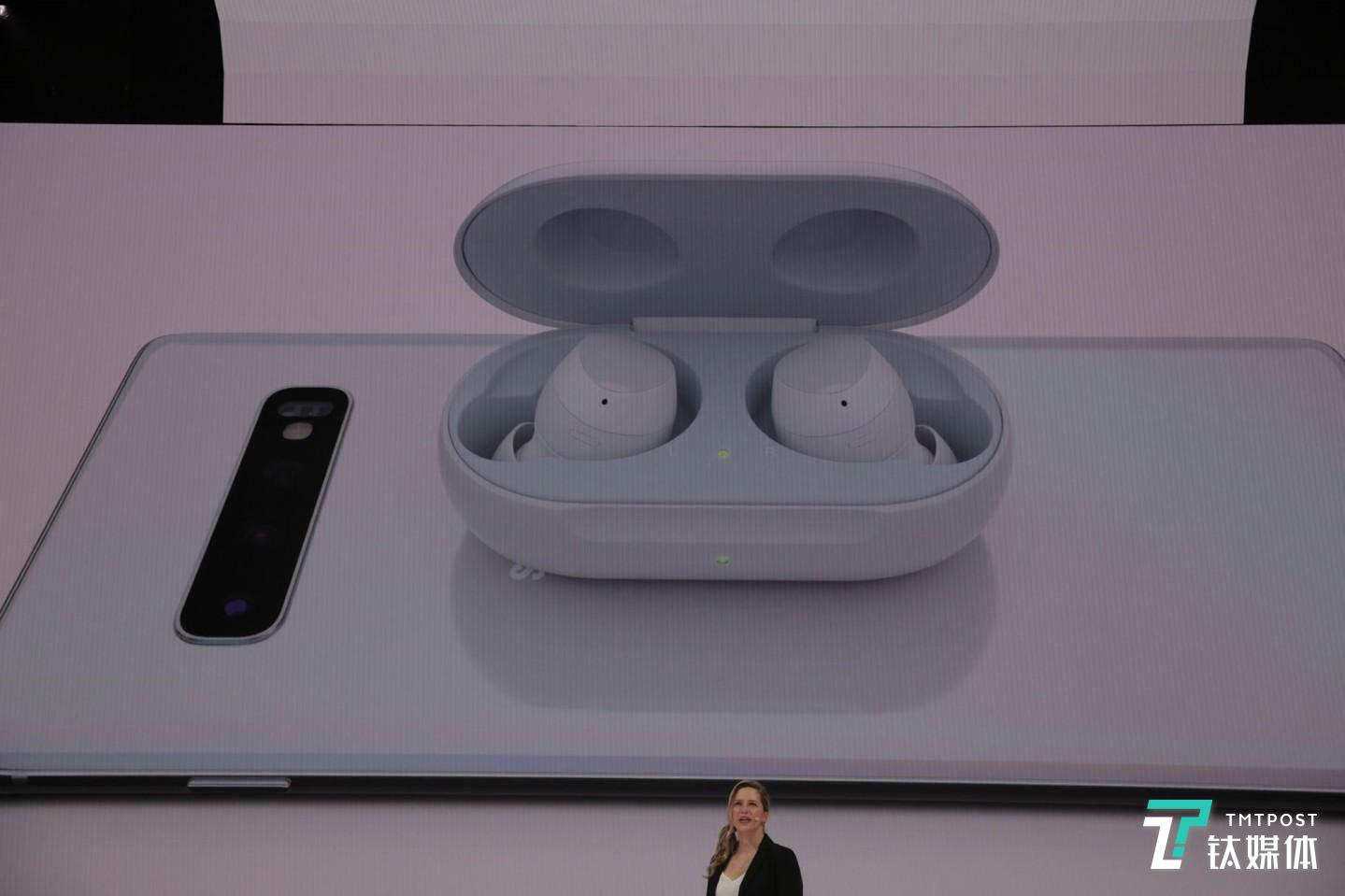 Galaxy S10 系列：逆向无线充电给耳机