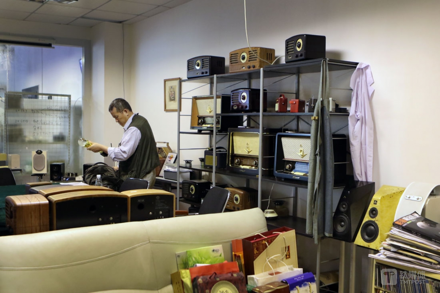 在工厂的办公室，曾德钧掏出最近领的一个行业奖项的奖杯。这些年，他拿到的奖不计其数，其中包括4次CES创新奖，2015年11月10日，CES颁奖典礼举行，通知他去领取2016年度的创新奖，他没有过去，&ldquo;为了领个奖跑纽约去，何必呢，我对奖的态度很冷漠，这只是对你工作的一个肯定，不要看得太重&rdquo;，而其他很多靠&ldquo;赞助&rdquo;颁奖的场合找到曾德钧，他一概拒绝，&ldquo;客户对我的认同才是最大的认同，不需要这些方式来认同&rdquo;。