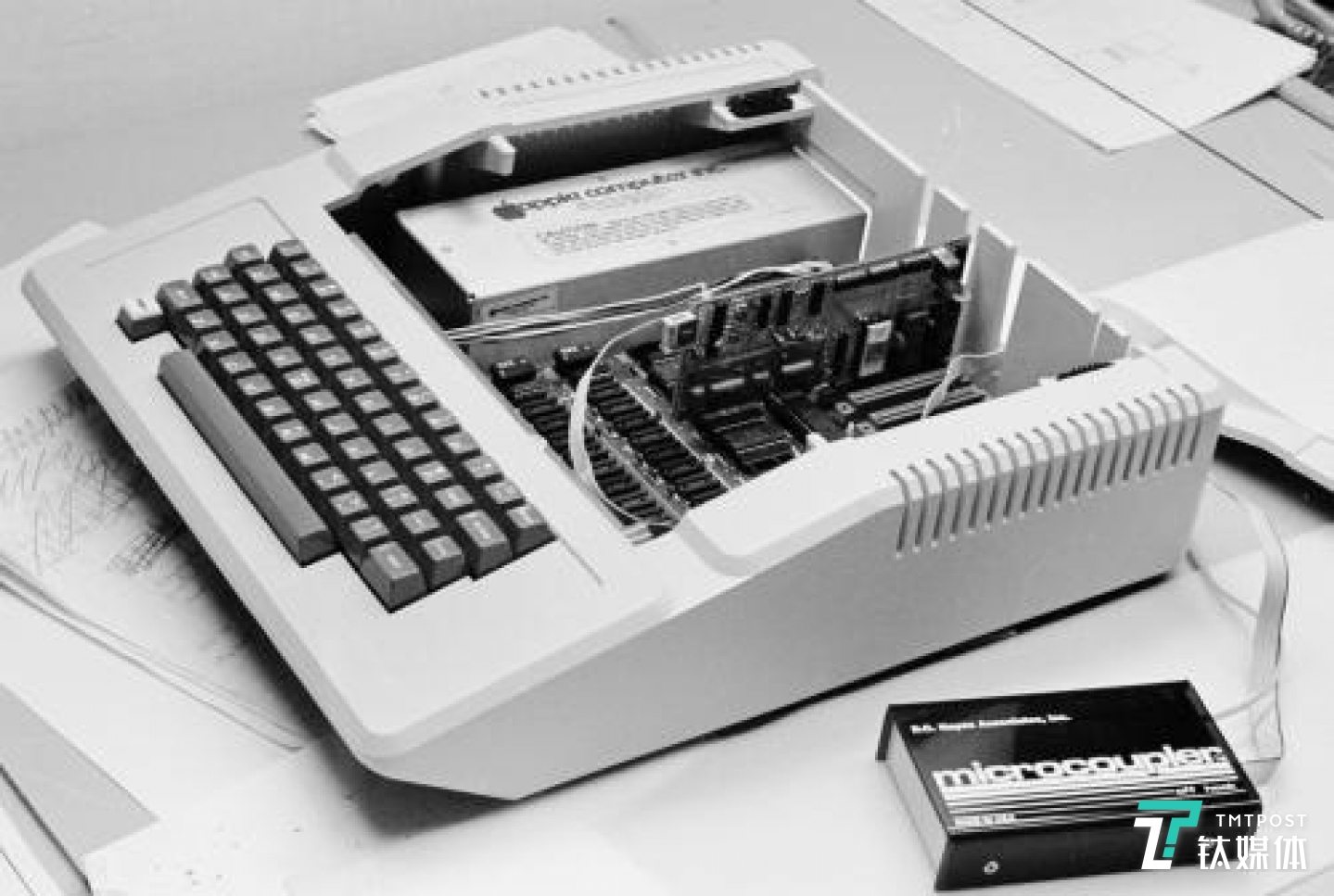 带有外置调制解调器的Apple II计算机