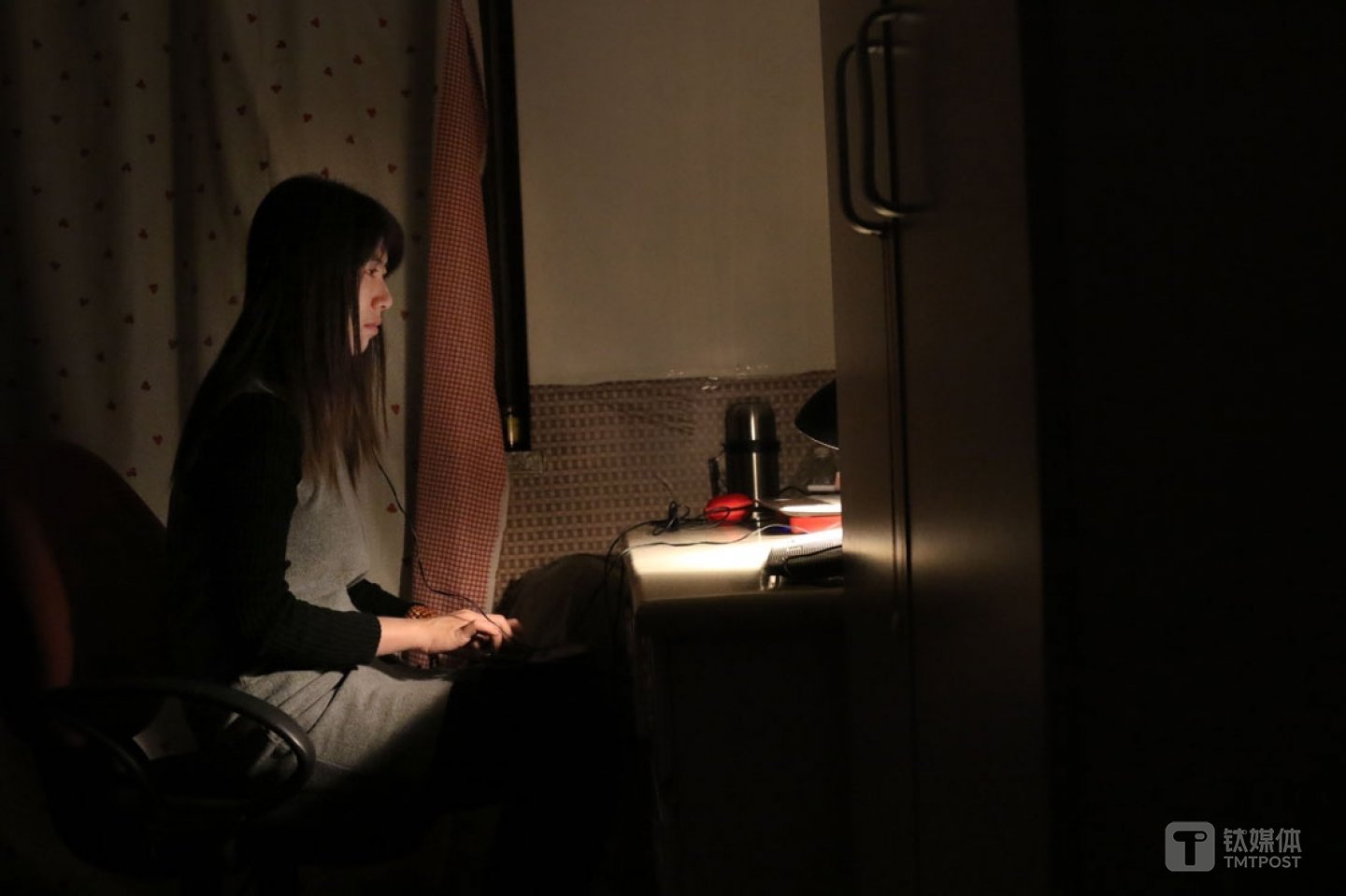 12月17日晚,任倩乐在租住的房子里工作。她的生活很规律,特别喜欢安静,每天晚上10点睡,早上4点起床,在家独处,除了工作就是打坐、看书。12月,公司给她安排了一个70小时录音的整理,“一个老院士生前的采访,准备出书用的,年底太忙了,只能晚上回家或者假期来做”。