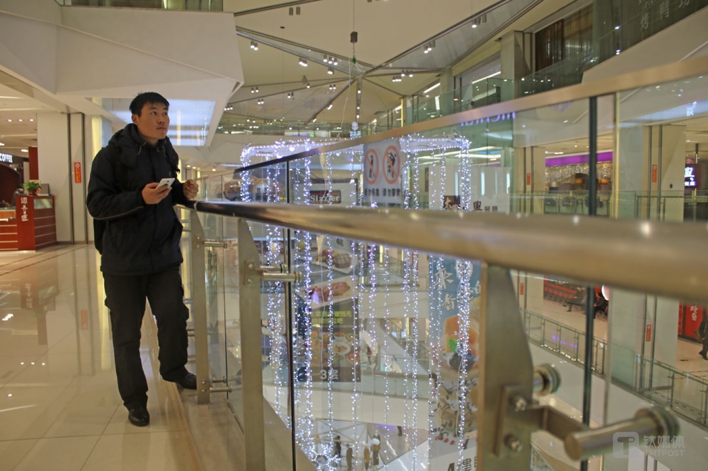 萬壽寺某個(gè)大型商場(chǎng)，閆軍祥在等待伙伴到來，他們接了一個(gè)跟電影有關(guān)的APP的活。冬天最好的工作場(chǎng)所是賣場(chǎng)和影院，不僅暖和，還有免費(fèi)無線，而賣場(chǎng)需要場(chǎng)地費(fèi)，所以相應(yīng)地，他們獲取單個(gè)用戶帶來的收入會(huì)低很多，有時(shí)候只有1塊2塊。