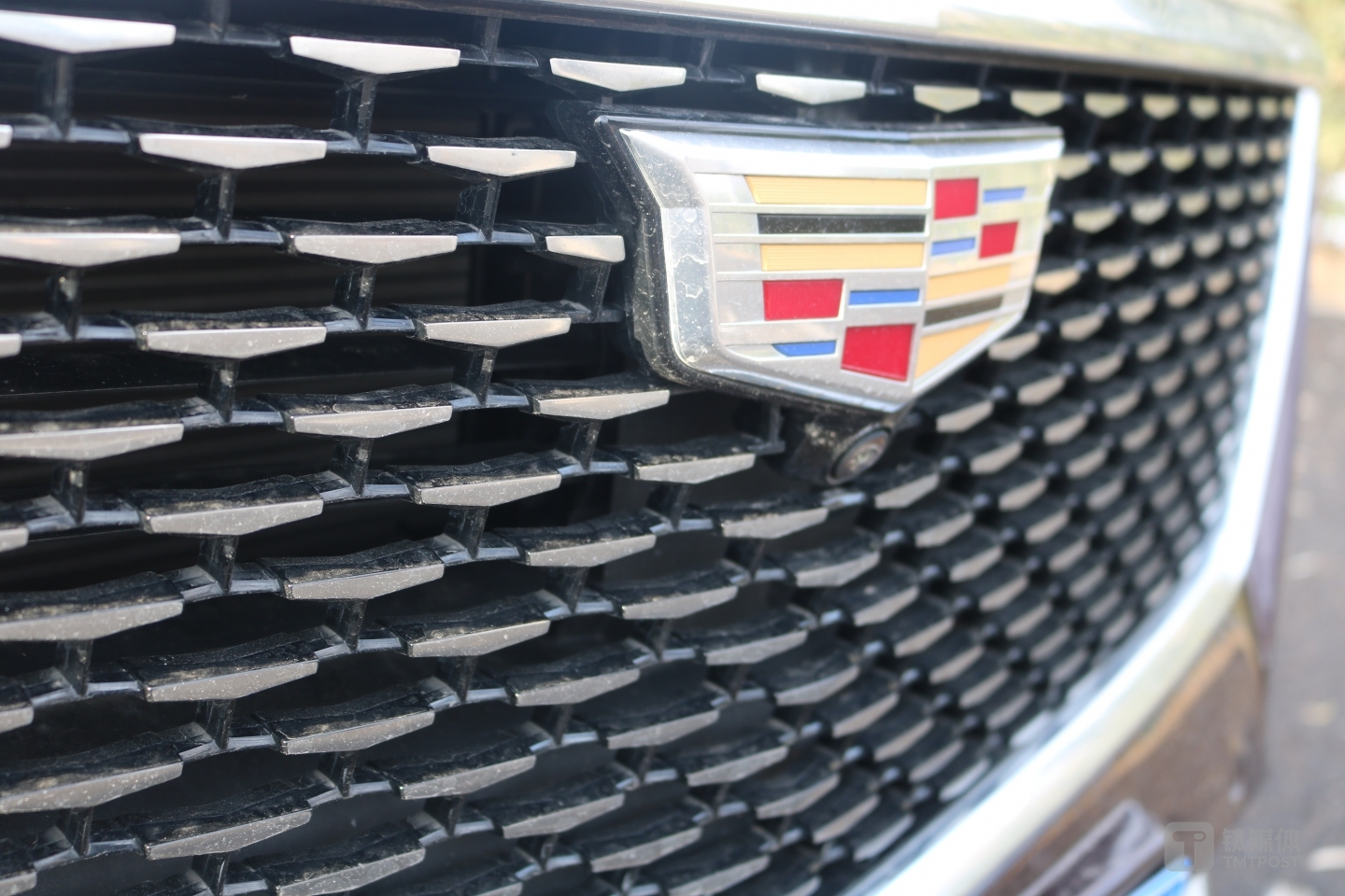 LOGO位置为毫米波雷达