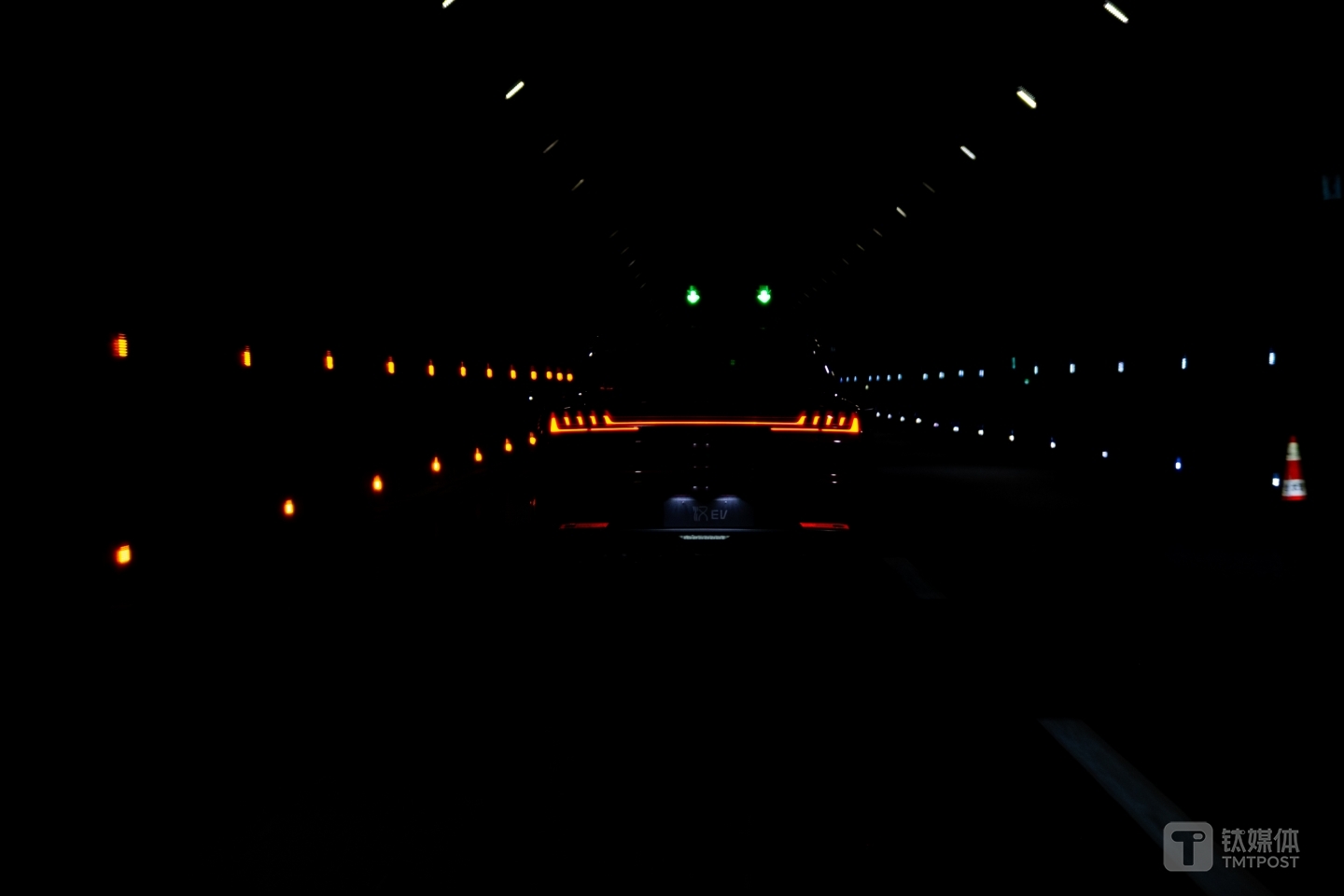 后部的贯穿式尾灯