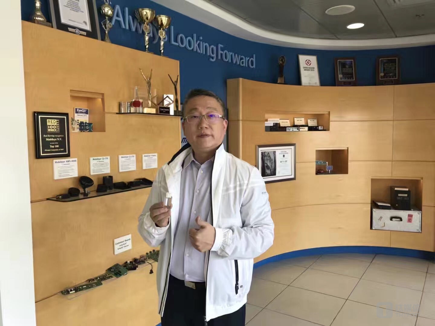 沈晖手中拿着Eyq