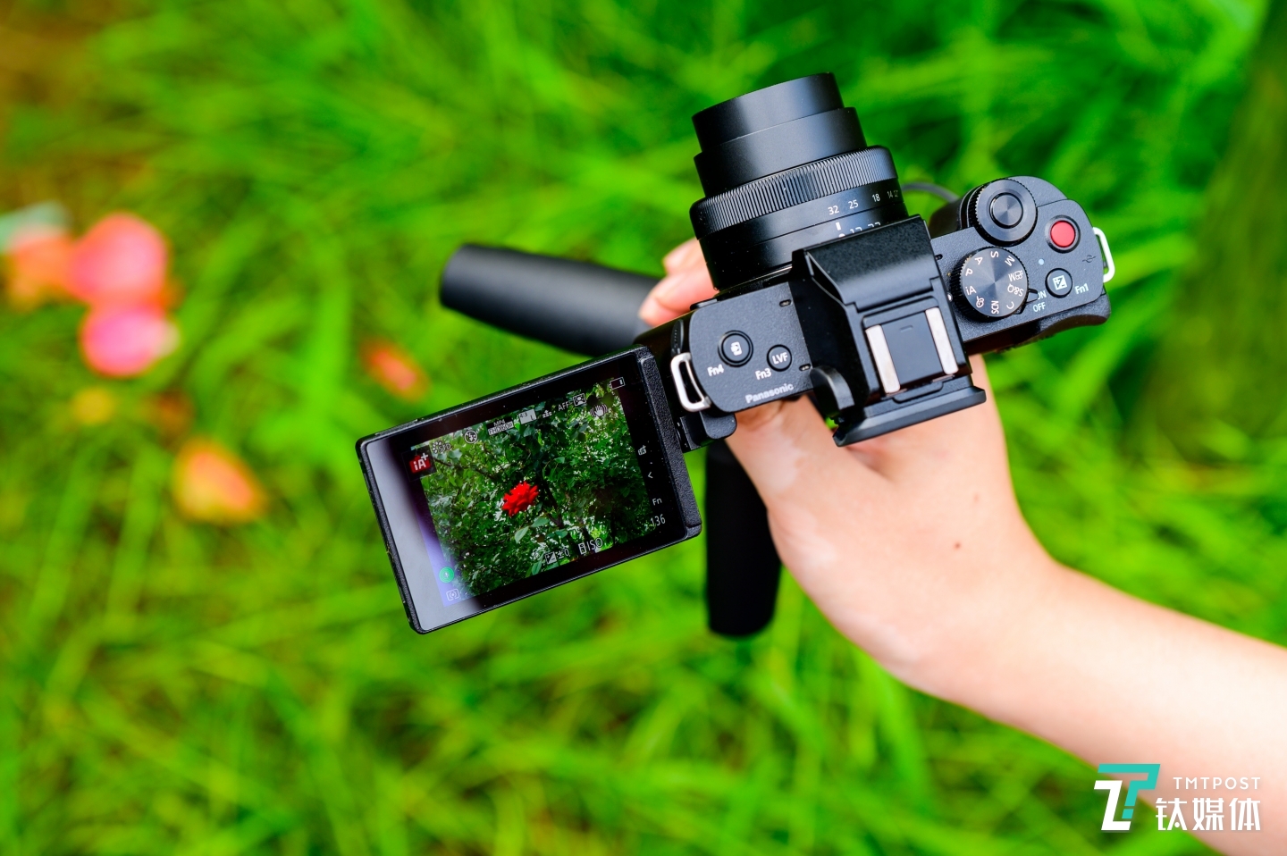 通过翻转屏满足不同角度的拍摄