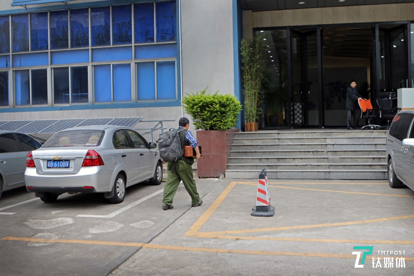 59歲的年紀(jì)，曾德鈞每天工作16個(gè)小時(shí)以上，沒(méi)有休息日，經(jīng)常忙到凌晨，第二天仍然激情澎湃，&ldquo;年輕人都不一定干得過(guò)我，因?yàn)槲以谧鲎约合矚g的事，就特別有精神，一定要做自己喜歡的事，如果不喜歡就是一種折磨。&rdquo;