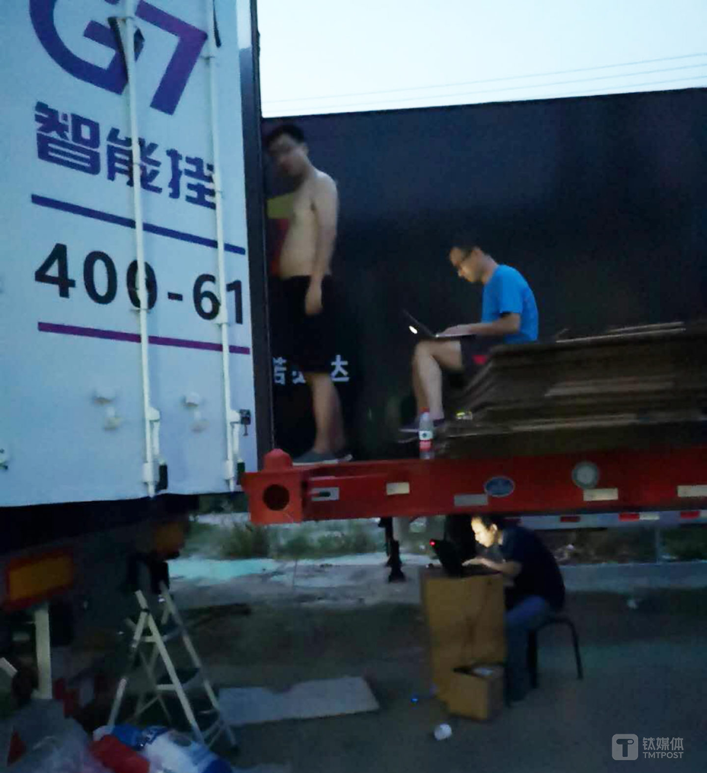 G7研发人员户外调试卡车物联网系统