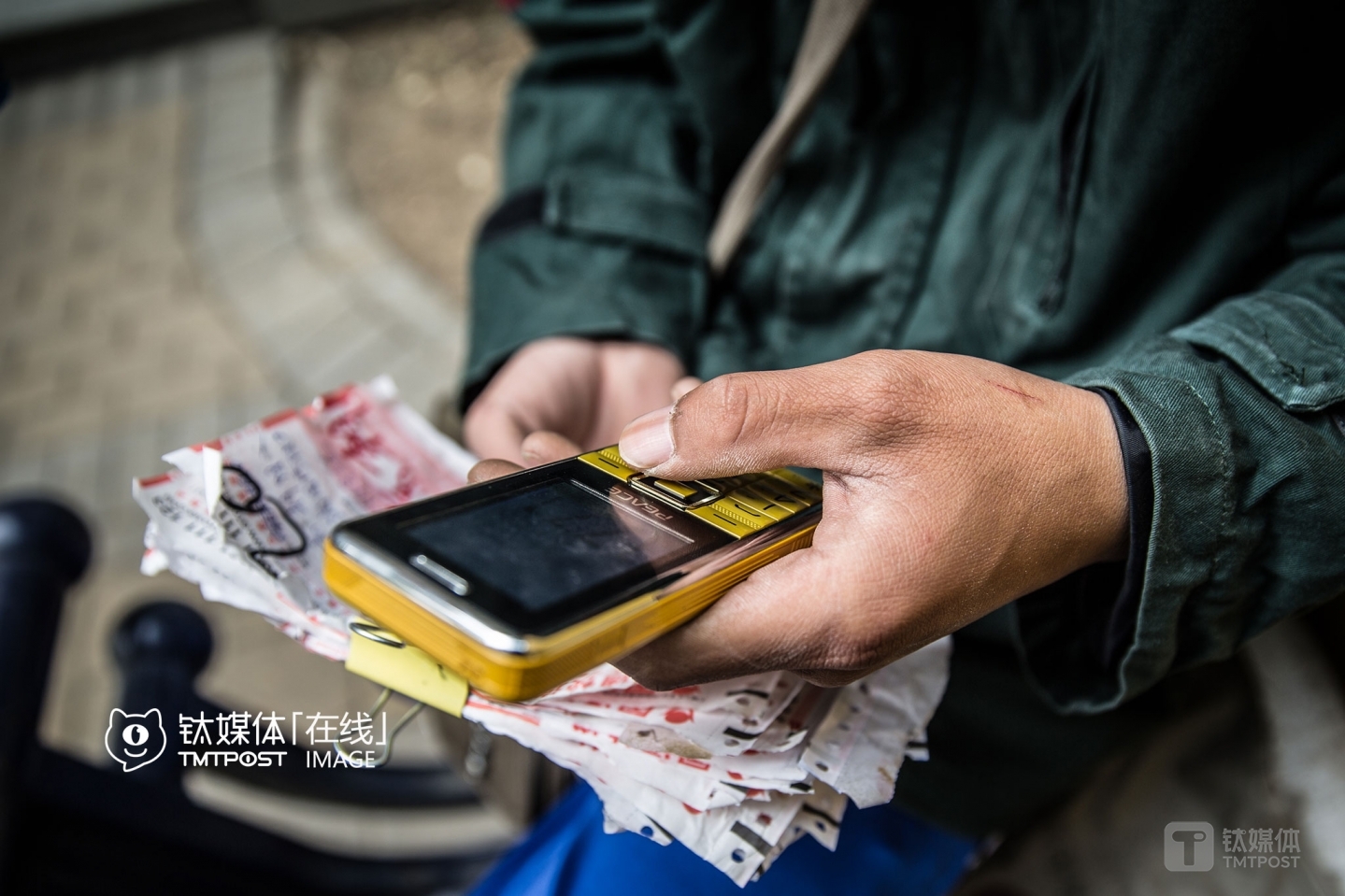 He could earn RMB 1 for every package he delivered, no matter how large the package is. However, he had to pay the phone bill himself since the company didn’t give any subsidy. To save money, he would knock the door first, and call the recipient if no one answered the door. His smartphone often went out of signal, and he couldn’t hear clearly through the phone, so he could get really angry and frustrated sometimes.
