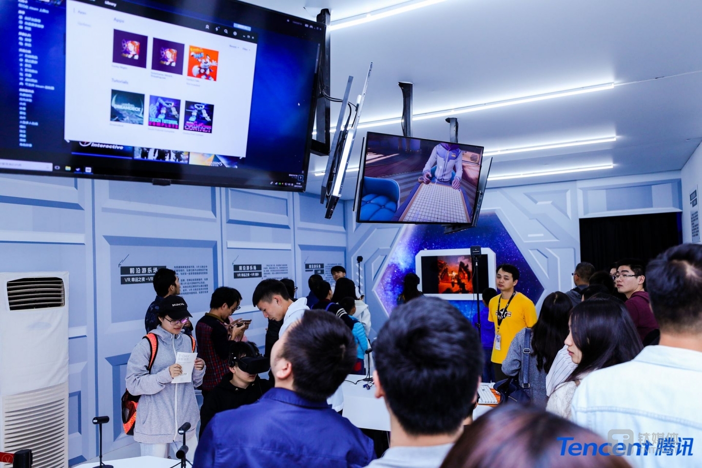 等待体验 VR 游戏的用户们