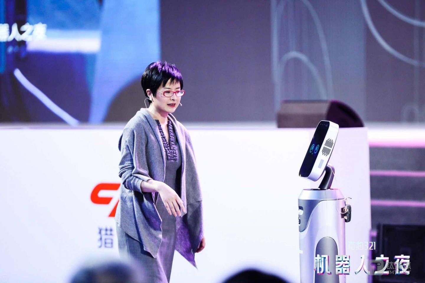 张泉灵现场演示了&ldquo;豹小秘&rdquo;的前台指引功能，她惊呼&ldquo;我怎么转她都能跟着我&rdquo;。