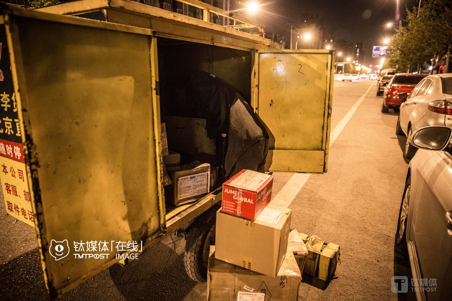 For Lufei, however, he wasted an hour waiting for the truck of packages, and would end up earning nothing. “I could earn almost nothing by delivering these packages, because both my boss and the pickup center want a share,” he explained. On his way back, the tricycle went out of electricity. Lufei rushed to put out some packages and changed the battery before he could start the tricycle again.