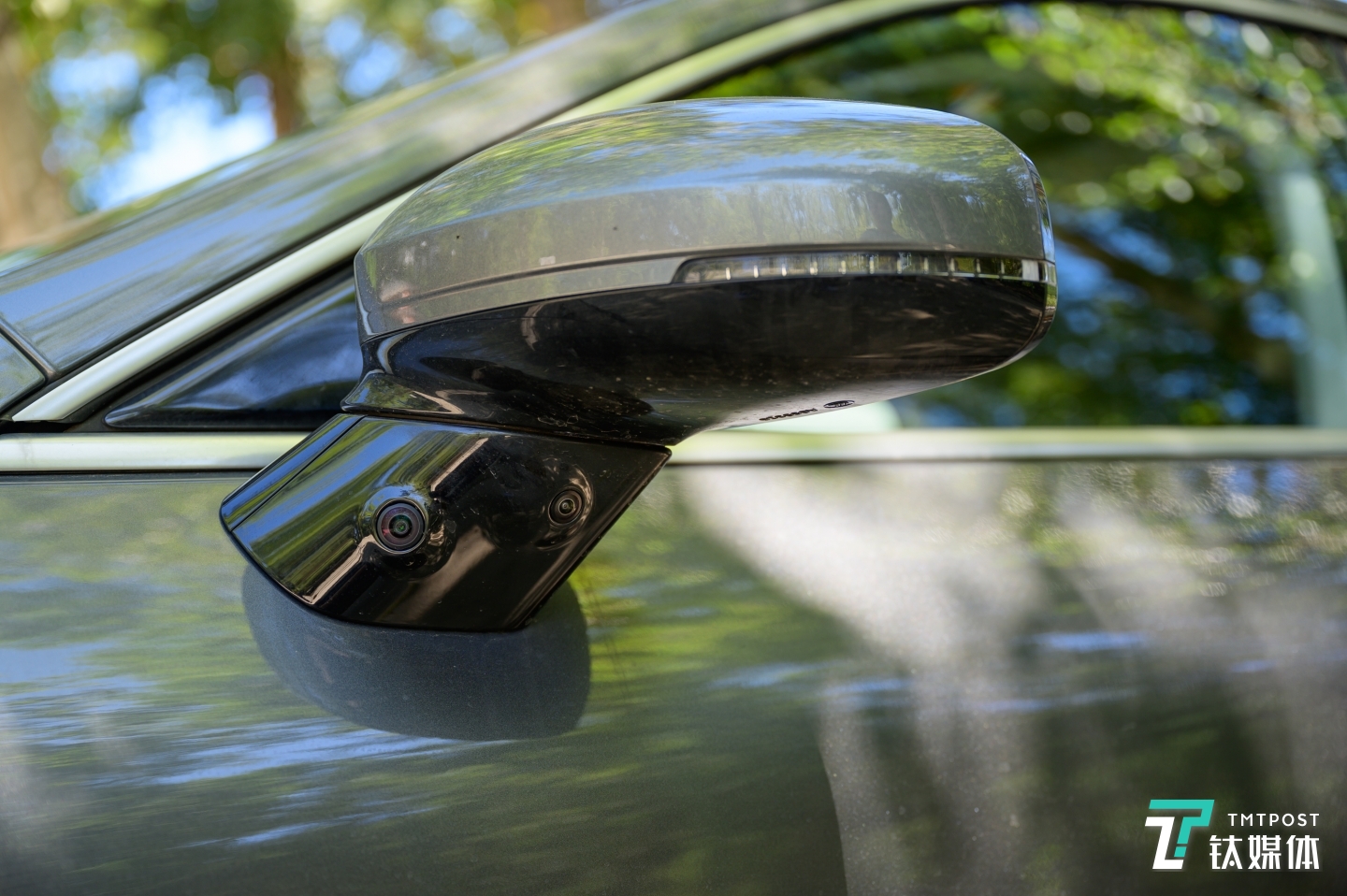 后视镜底部传感器