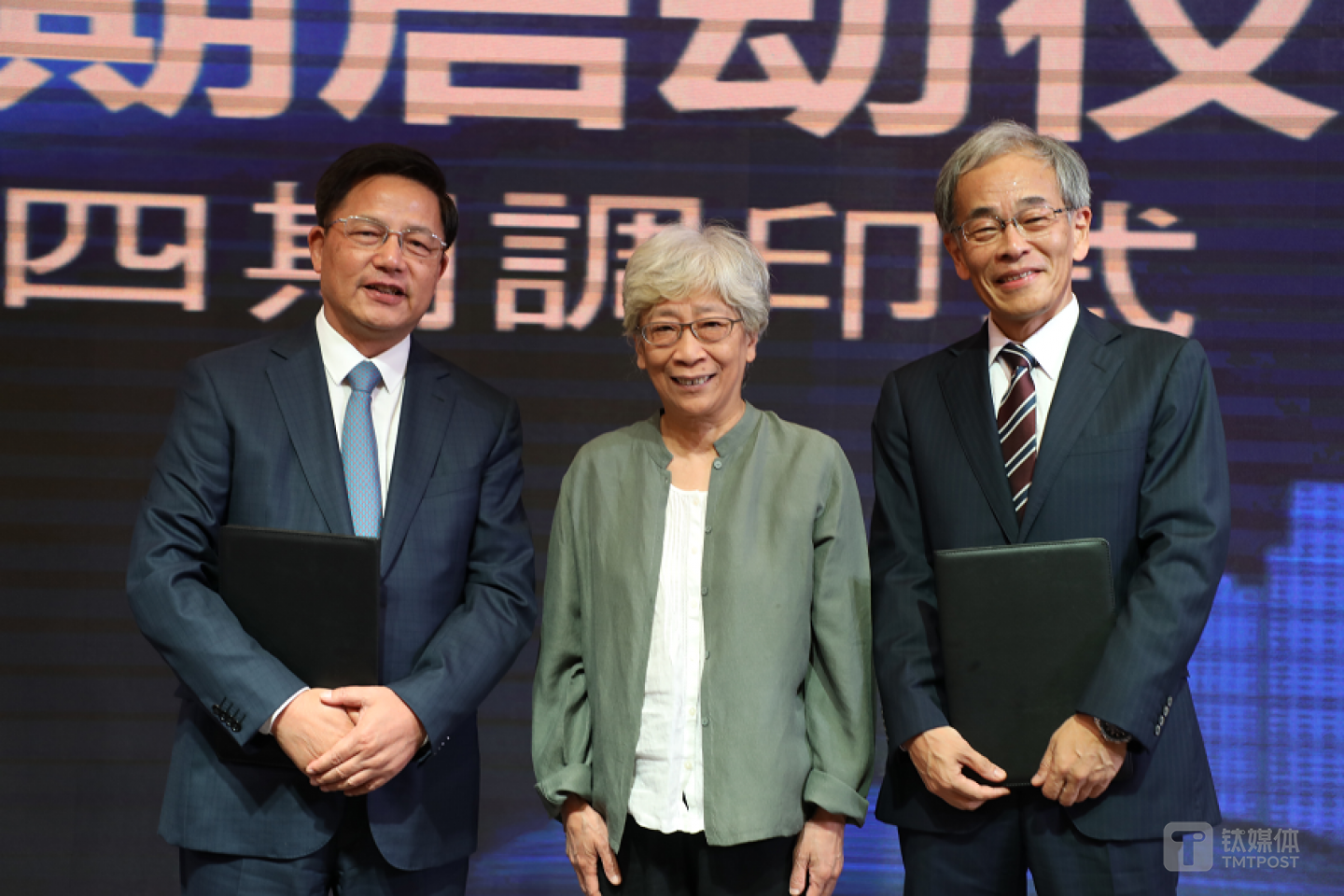 右一为村上红颜