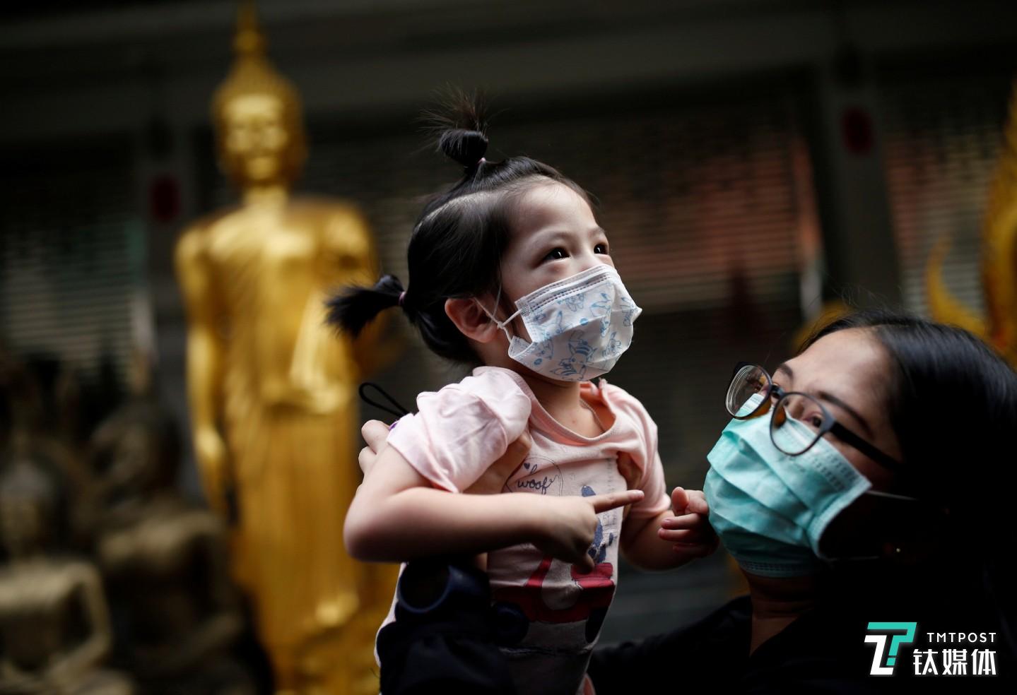 因新冠肺炎疫情，母子都带上口罩（来源：Daily Times）