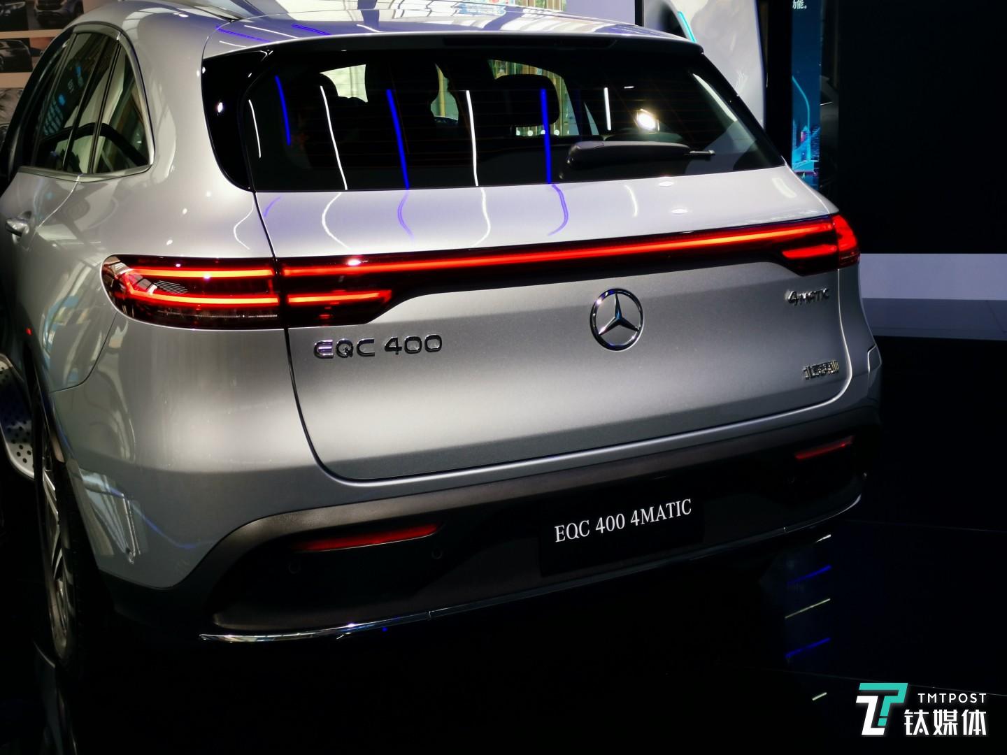 EQC采用贯穿式尾灯设计