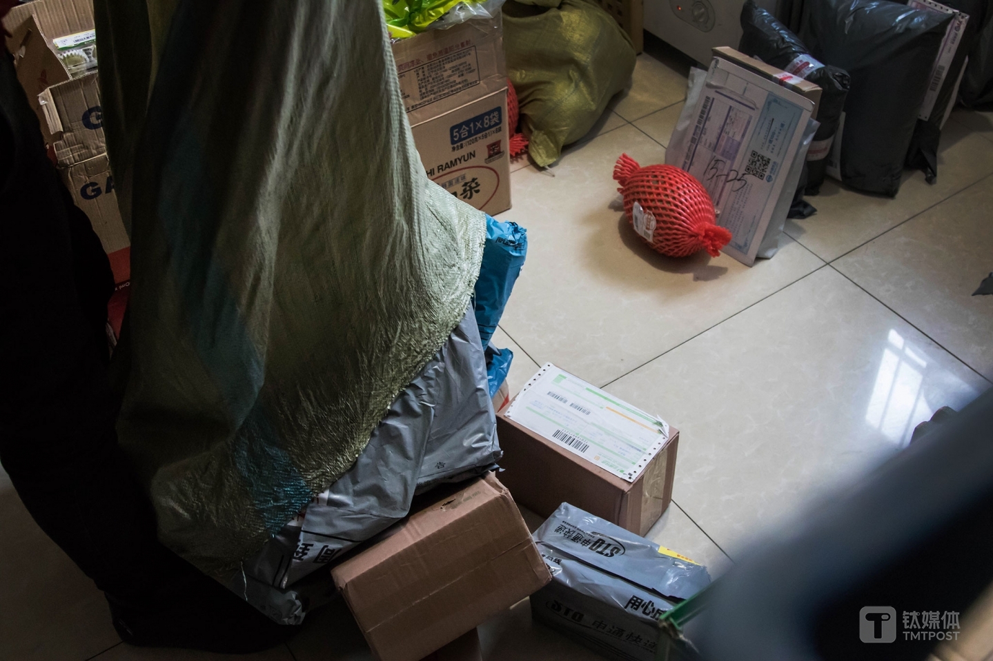 12點(diǎn)，一個(gè)快遞員一次性送來(lái)一大袋包裹。