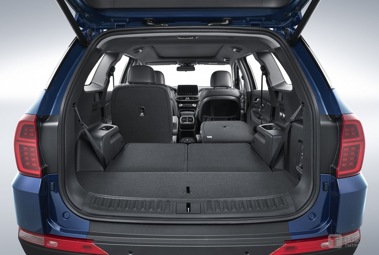 所有座椅均加入了电动调节,并且在后备箱还设置了一键放倒按键